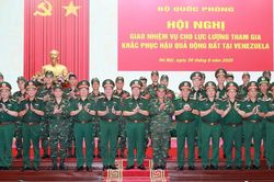 82 chiến sĩ Việt Nam mang 88 tấn h&agrave;ng cứu trợ tới Venezuela