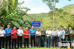 Tặng công trình 'Sân chơi cho em' tại xã Bát Mọt