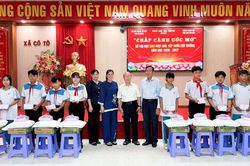 Trao tặng 200 phần quà cho học sinh mồ côi, khuyết tật có hoàn cảnh khó khăn xã Cô Tô