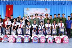 Trang bị kiến thức pháp luật, tặng 100 phần quà cho học sinh có hoàn cảnh khó khăn