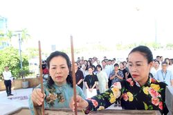 Đoàn đại biểu DANAFF IV - 2026 dâng hương tại Đài Tưởng niệm thành phố Đà Nẵng