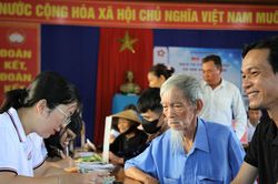 Hơn 200 người dân xã Tam Anh được hỗ trợ thực hiện thủ tục hành chính lưu động