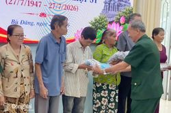 Tặng quà gia đình chính sách nhân kỷ niệm 79 năm Ngày Thương binh liệt sĩ