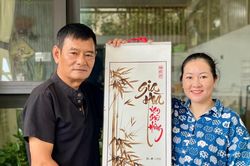 Họa tranh thư ph&aacute;p bằng&hellip; 'mực' c&agrave; ph&ecirc;
