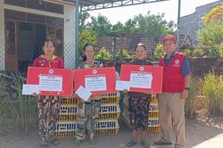 Hội Chữ thập đỏ tỉnh Gia Lai trao gà giống và tiền cho người dân, bệnh nhân khó khăn