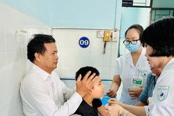 Các chuyên gia Bệnh viện Châm cứu Trung ương khám chữa bệnh cho người dân Gia Lai
