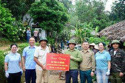 Đảng ủy các cơ quan Đảng tỉnh tổ chức hoạt động 3 cùng tại xã Yên Lập