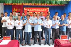 Trưởng ban Tuy&ecirc;n gi&aacute;o v&agrave; D&acirc;n vận Tỉnh ủy Trần Mạnh Lợi dự c&ocirc;ng bố quyết định sắp xếp th&ocirc;n tại x&atilde; Quảng Nguy&ecirc;n