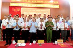 Đồng ch&iacute; Trần Mạnh Lợi dự Hội nghị c&ocirc;ng bố sắp xếp, tổ chức lại th&ocirc;n tại x&atilde; Khu&ocirc;n L&ugrave;ng