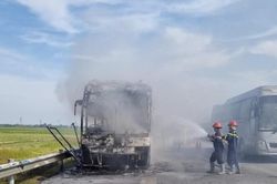 Xe khách bốc cháy trên cao tốc quốc lộ 45 - Nghi Sơn