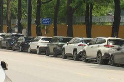 Đỗ xe tr&agrave;n lan tr&ecirc;n phố Duy T&acirc;n