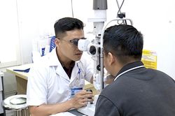 H&agrave; Nội chuẩn bị điều trị miễn ph&iacute; cận thị cho người d&acirc;n