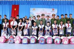 C&ocirc;ng an An Giang trao 100 phần qu&agrave; tặng học sinh v&ugrave;ng bi&ecirc;n