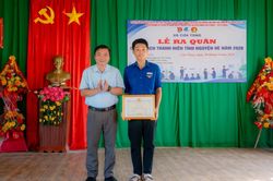 Khen thưởng nam sinh lớp 12 liều m&igrave;nh lao xuống biển cứu b&eacute; g&aacute;i bị s&oacute;ng cuốn