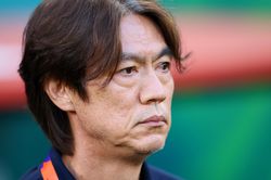 Tuyển Hàn Quốc thảm bại ở World Cup, HLV Hong Myung-bo từ chức ngay lập tức