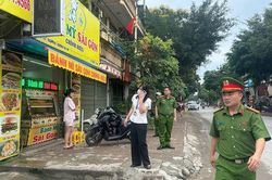 C&ocirc;ng an x&atilde; Thường T&iacute;n xử l&yacute; điểm nghẽn trật tự đ&ocirc; thị v&agrave; &ugrave;n tắc giao th&ocirc;ng