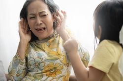 Mẹ chồng nhiều lần đến muộn khi nhận trông cháu