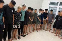 Hà Nội: Bắt giữ 10 đối tượng mang hung khí, rượt đuổi nhau, gây rối trật tự công cộng lúc rạng sáng