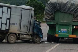 Đâm vào xe đầu kéo dừng bên đường, hai vợ chồng thương vong