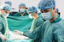 Bác sĩ Bệnh viện Bạch Mai cơ sở Ninh Bình mổ xuyên đêm cứu người đàn ông khỏi liệt
