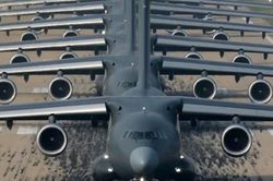 Màn trình diễn 'Voi đi bộ' của loạt máy bay vận tải Y-20B Trung Quốc