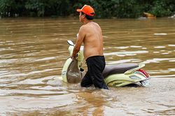 Biển Đông có khả năng đón áp thấp nhiệt đới, cảnh báo mưa dông nhiều khu vực miền Bắc