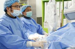 Một buổi chiều, b&aacute;c sĩ Bệnh viện Bạch Mai cơ sở Ninh B&igrave;nh thực hiện th&agrave;nh c&ocirc;ng 5 ca can thiệp mạch v&agrave;nh