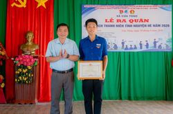 Khen thưởng nam sinh lao xuống biển cứu bé gái bị sóng cuốn