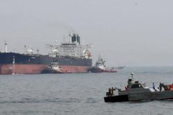 Iran tuyên bố 'một mình kiểm soát' eo biển Hormuz trong 30 ngày