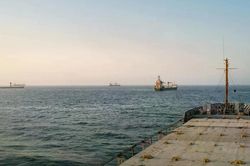 Mỹ - Iran đồng ý ngừng tấn công, khai thông eo biển chiến lược Hormuz