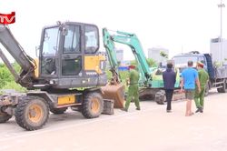 Dùng hàng trăm tấn chất thải để san lấp mặt bằng, 2 đối tượng bị khởi tố