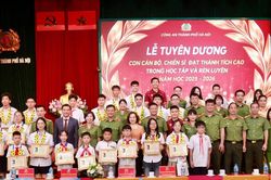 Tuyên dương con cán bộ chiến sĩ đạt thành tích cao trong học tập, rèn luyện năm học 2025-2026 và gặp mặt con đỡ đầu CATP