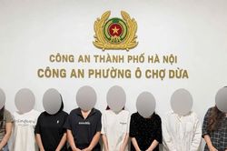 Bắt quả tang 8 thiếu nữ say sưa đánh bạc
