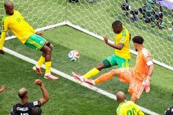 Nam Phi 0-0 Canada: Pha cứu thua tr&ecirc;n vạch v&ocirc;i