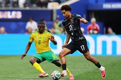 Nam Phi 0-0 Canada: Pha cứu thua trên vạch vôi