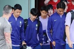 Cảnh cầu thủ H&agrave;n Quốc &ecirc; chề về nước sau kỳ World Cup thảm họa