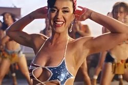 Katy Perry phải hủy show v&agrave;o ph&uacute;t ch&oacute;t
