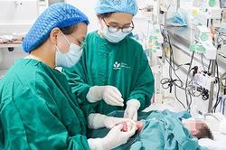 Hàng chục y bác sĩ Việt và 22 người châu Phi dốc sức cứu em bé