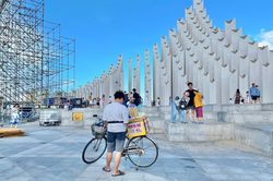 Hàng rong trái phép vẫn tấp nập ở công viên nghìn tỷ Vũng Tàu