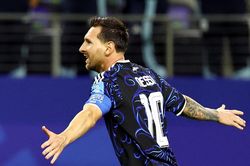 Messi chẳng cần chạy