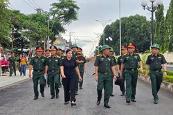 Thượng tướng L&ecirc; Quang Minh kiểm tra c&ocirc;ng t&aacute;c t&igrave;m kiếm, quy tập h&agrave;i cốt liệt sĩ tại Quảng Ng&atilde;i