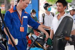 Gi&aacute; xăng dầu hạ nhiệt: Nỗ lực của Ch&iacute;nh phủ v&agrave; tr&aacute;ch nhiệm của doanh nghiệp, người d&acirc;n