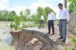Đồng Tháp liên tiếp xảy ra sạt lở bờ kênh nghiêm trọng