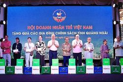 Hơn 3,5 tỷ đồng tri ân người có công và hỗ trợ người dân hoàn cảnh khó khăn