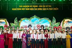 &Aacute;o d&agrave;i khoe sắc trong kh&ocirc;ng gian văn h&oacute;a xứ tr&agrave;