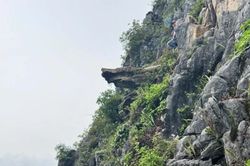 Tạm dừng đ&oacute;n du kh&aacute;ch ở 'mỏm đ&aacute; sống ảo'