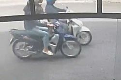 TPHCM: Cướp giật dây chuyền đem về đưa cho mẹ ruột bán