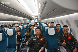 Tr&ecirc;n chuyến bay đến v&ugrave;ng động đất