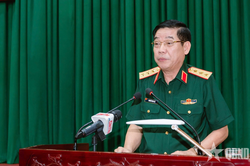 Thượng tướng Nguyễn Văn Gấu dự, chỉ đạo Hội nghị ra nghị quyết lãnh đạo của Đảng ủy Quân khu 9