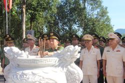 Đoàn công tác Đảng ủy Công an Trung ương dâng hoa, hương tri ân các Anh hùng liệt sĩ